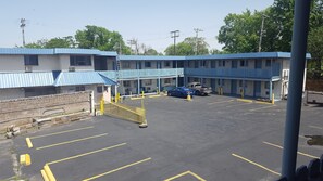 Property grounds - Guest Host Motel (St. Louis)