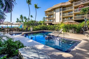 Een buitenzwembad en een verwarmd zwembad