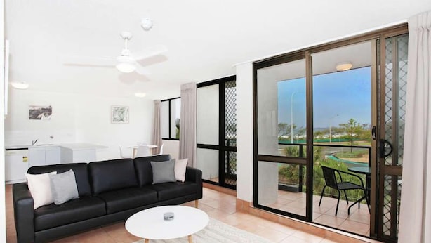 Unclassified image, 1 of 11, button - Mylos 19 (Maroochydore)