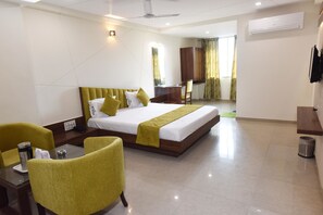 Suite Eksekutif | Brankas, meja kerja, ruang kerja ramah laptop, dan tirai kedap cahaya