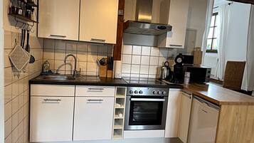 Een koelkast, een magnetron, een oven, een kookplaat