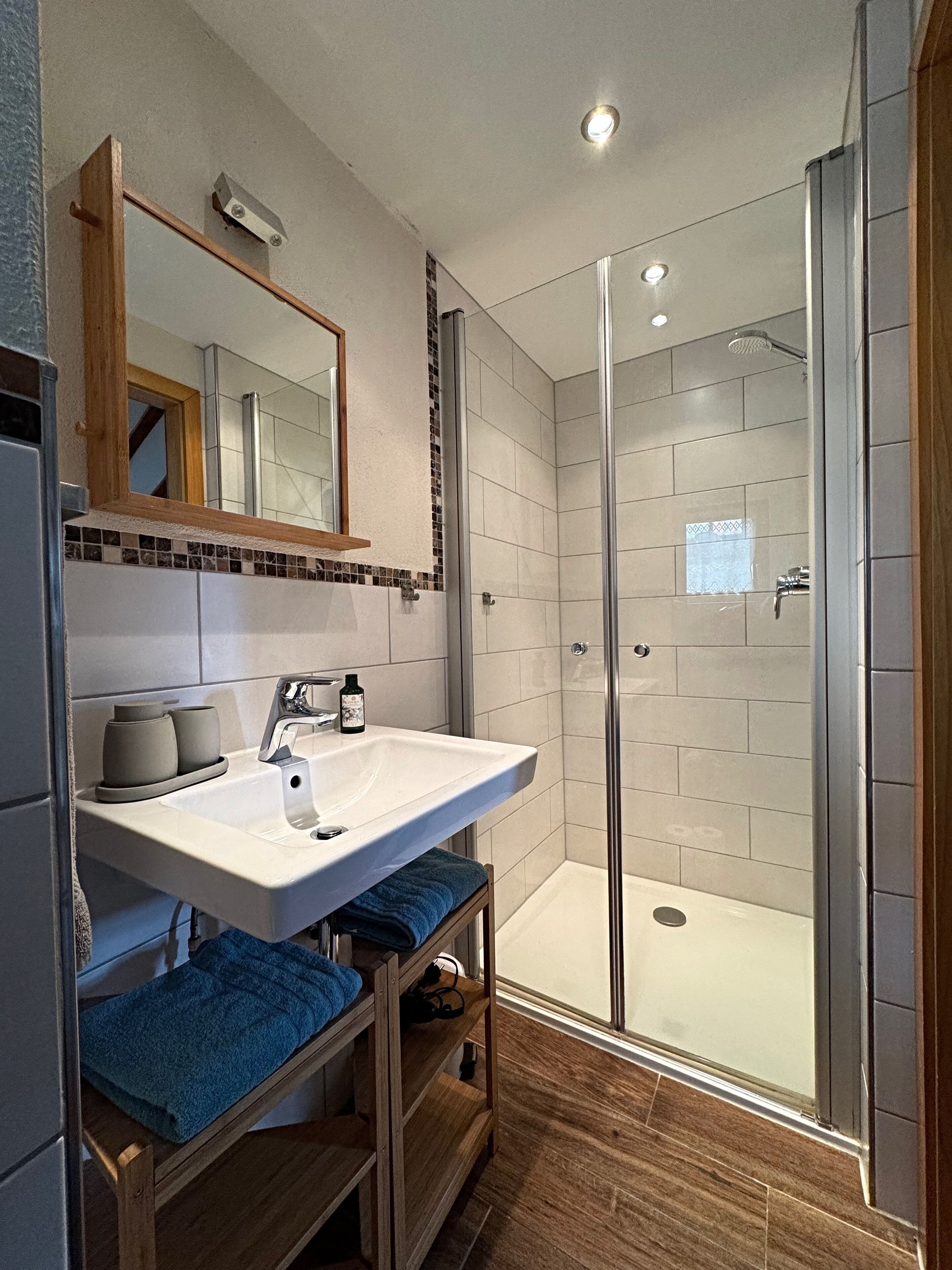 Een douche, een haardroger, handdoeken, zeep