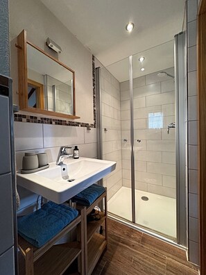 Dusche, Haartrockner, Handtücher, Seife