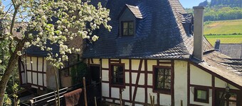 Living in a listed Winzerhof, Stylish Galeriewohnunge
