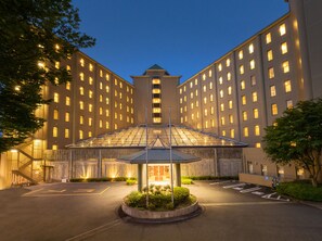 Voorkant accommodatie - avond/nacht