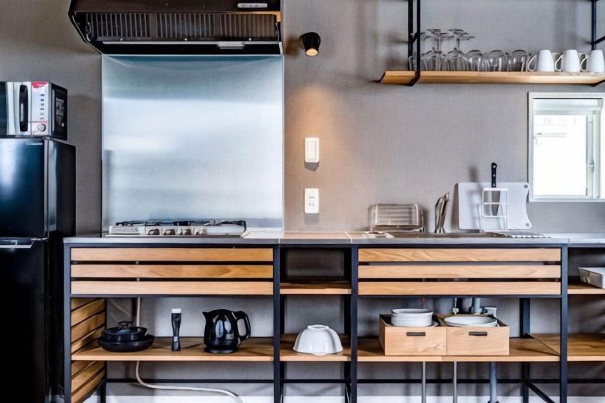 Cocina privada | Refrigerador, microondas, parrilla de estufa y utensilios de cocina