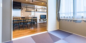 Escriptori, planxa i posts de planxar i wifi gratuïta 