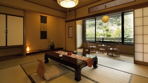 Ein traditioneller japanischer Raum mit Tatami-Böden, einem niedrigen Tisch und Schiebetüren.