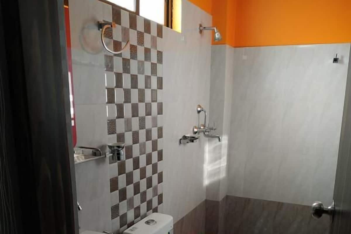 Ein Badezimmer mit Toilette, Waschbecken und Dusche.