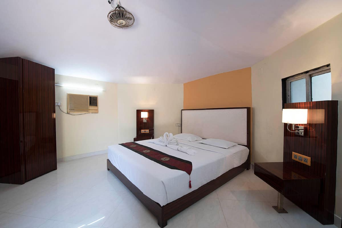 Premium bedding, minibar, in-room safe, bed sheets