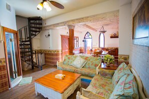 패밀리룸 | 각각 다른 스타일의 인테리어, 책상, 암막 커튼, 방음 설비