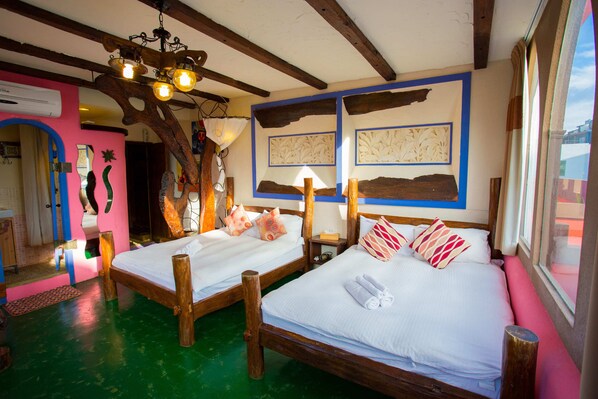 A room with two wooden beds, a wooden ceiling, and a green floor. - Castillo Kenting (Hengchun)