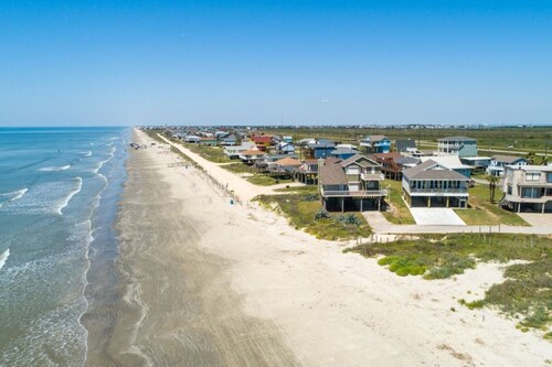 BEACHFRONT!!!  TEN STEPS TO BEACH SAND!! PERFECT BEACH VACATION!