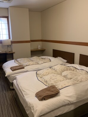 双床房 | 办公桌、免费 WiFi、床单