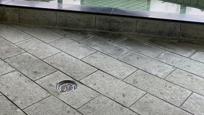 Ein Wellnessbereich mit einem rechteckigen Whirlpool, gefliesten Wänden und großen Fenstern.