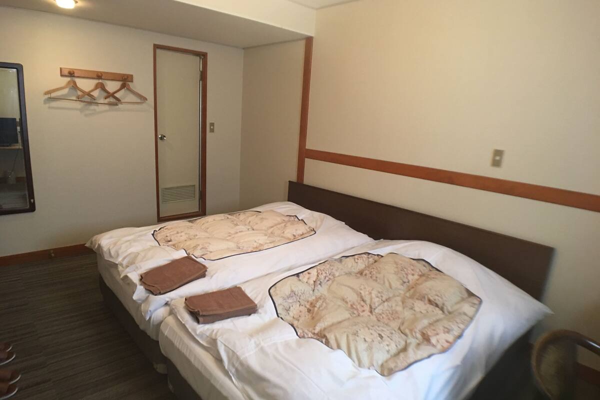Escritorio, wifi gratis, ropa de cama