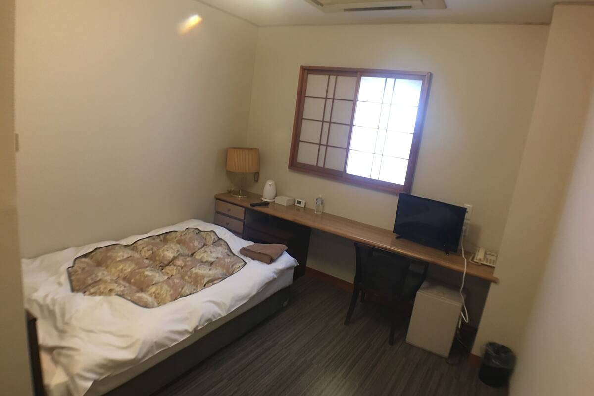 Escritorio, wifi gratis, ropa de cama
