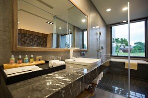 标准双人房 (1103) | 浴室 | 独立的浴缸和淋浴、大花洒淋浴喷头、免费洗浴用品、吹风机