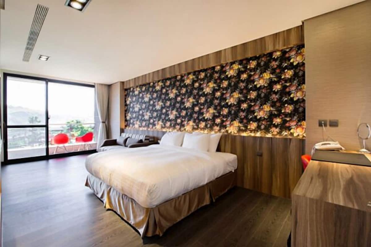 Escritorio, cortinas opacas, sistema de insonorización y wifi gratis