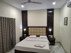 Shower, free toiletries, slippers - The Byke Brightland Adventure Park & Resort (Karjat)