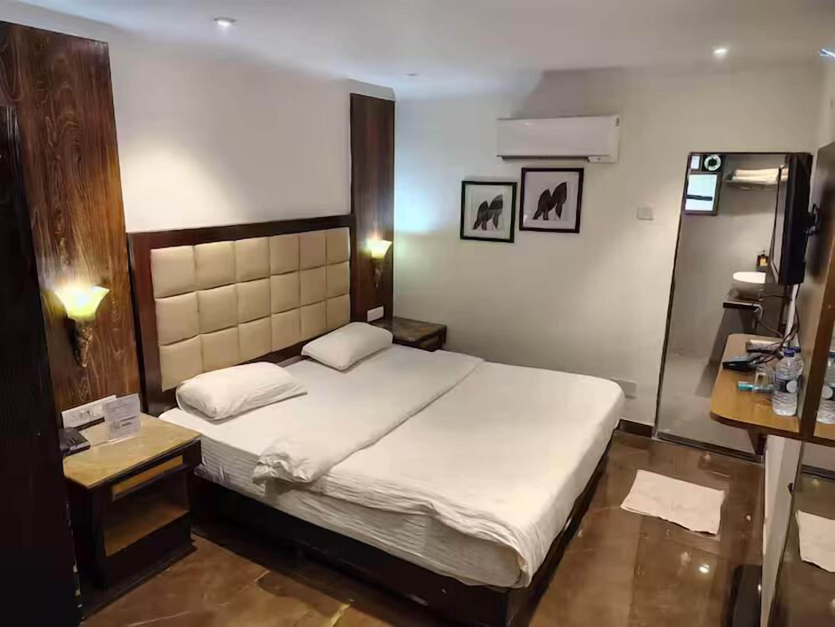 Habitación Deluxe, 1 cama doble, vistas al jardín | Ropa de cama y accesible en silla de ruedas