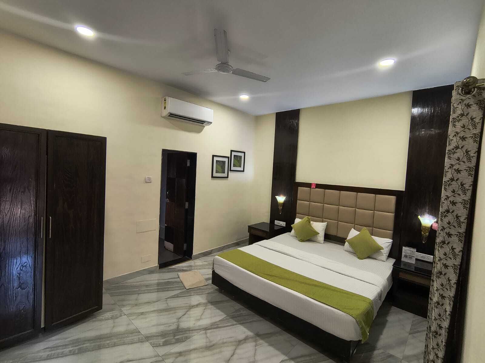 Luxury Double Room, Garden View | Bed sheets, wheelchair access