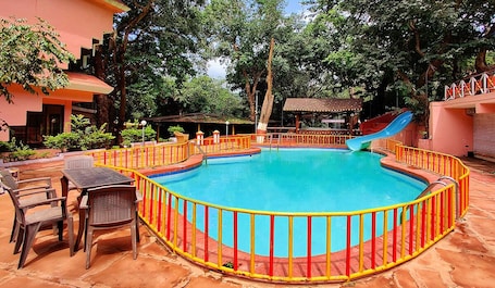 Una piscina al aire libre. The Byke Brightland Adventure Park & Resort