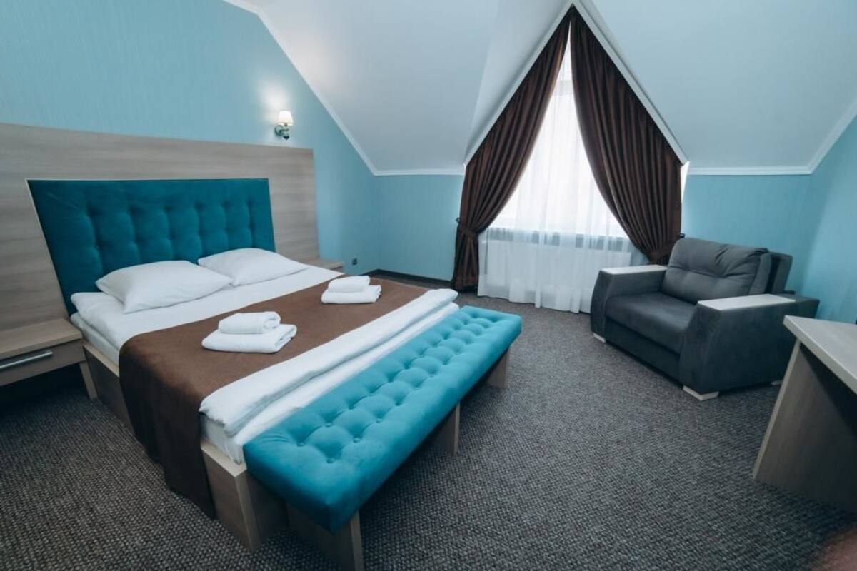 Habitación de lujo, 1 cama King size y sofá cama | Área de sala de estar | Televisión de pantalla plana