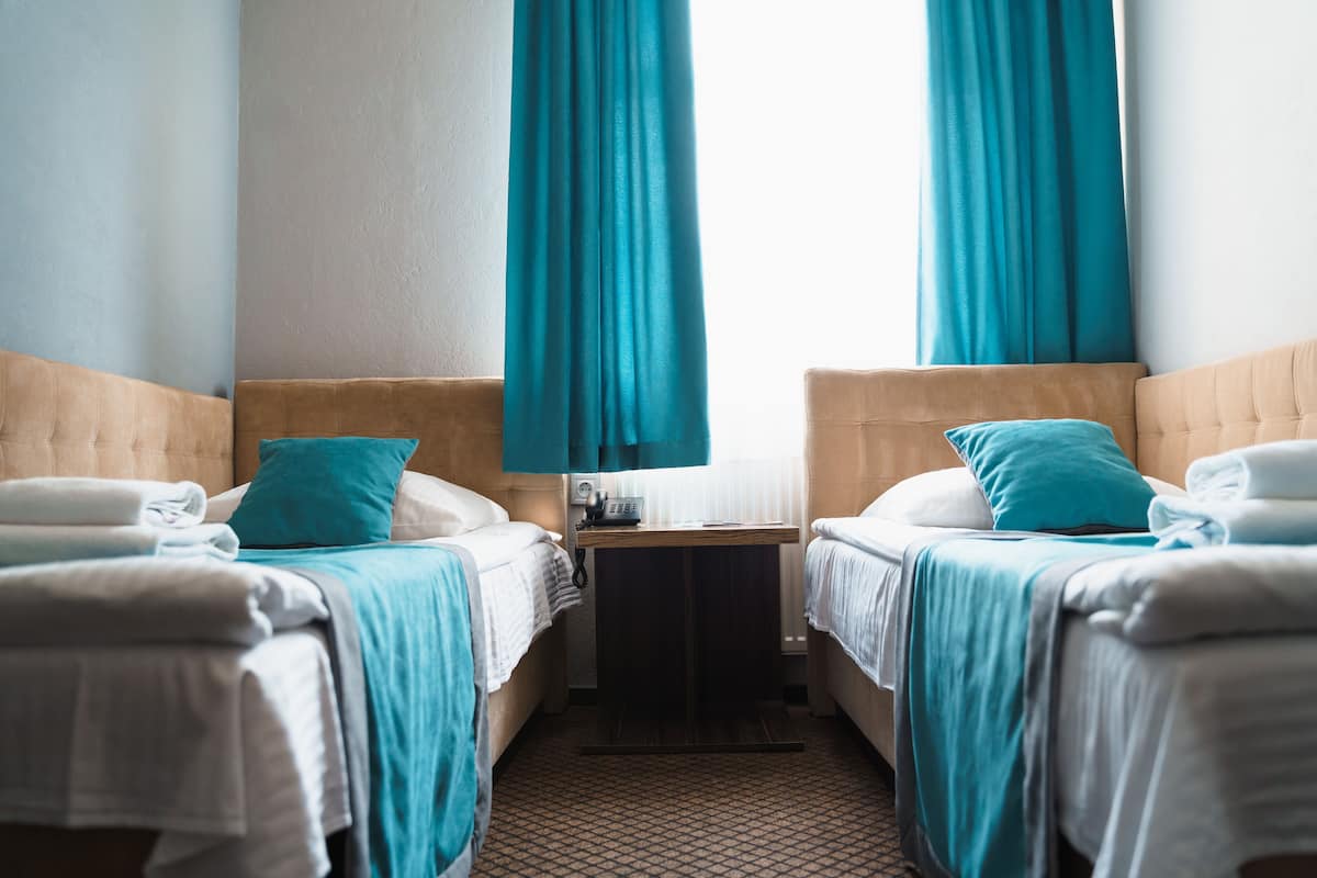 Habitación estándar, 2 camas individuales | Ropa de cama hipoalergénica y espacio para trabajar con laptop