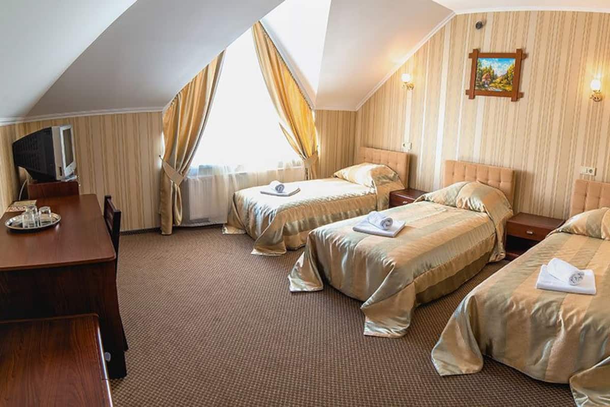 Habitación estándar, 3 camas individuales | Área de sala de estar | Televisión de pantalla plana