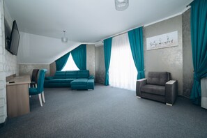 Kamar Mewah, 1 Tempat Tidur King dengan tempat tidur Sofa | Ruang keluarga | TV layar datar