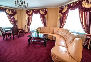 Kamar Mewah, 1 Tempat Tidur King dengan tempat tidur Sofa | Seprai antialergi, ruang kerja ramah laptop, dan tirai kedap cahaya