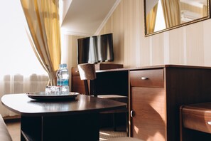 Premium Room | Hypo-allergenic bedding, laptop workspace, blackout drapes - Hotel Complex Globus (Ternopil)