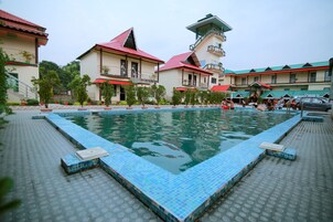 Indoor pool, outdoor pool