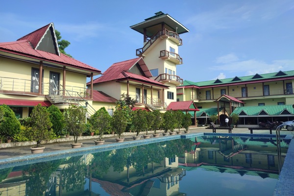 Una piscina techada, una piscina al aire libre