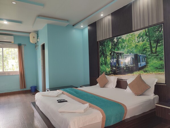 Habitación de hotel con una cama grande, una ventana con cortinas, un ventilador de techo y aire acondicionado instalado en la pared.