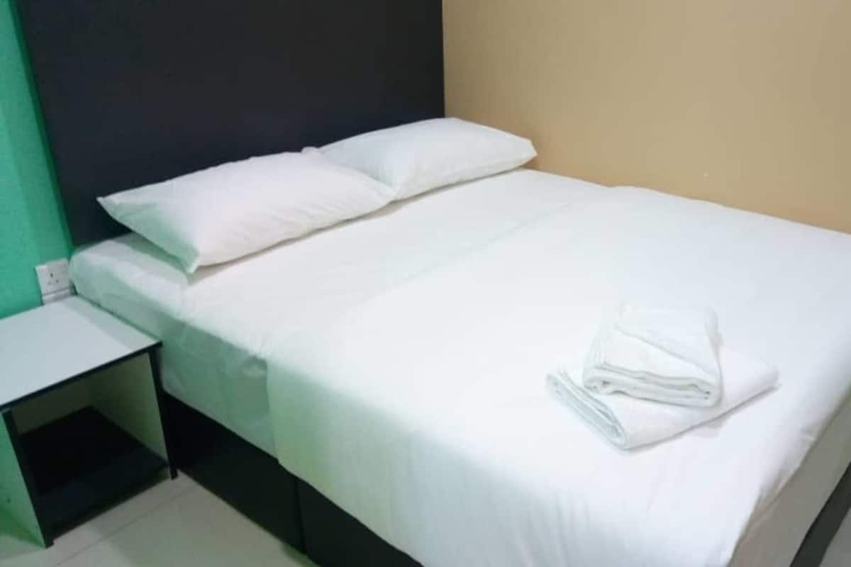 Quarto standard, 1 cama Queen | Roupas de cama premium, escrivaninha, ferros/tábuas de passar roupa