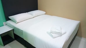 Standard Room, 1 Queen Bed | Premium bedding, desk, iron/ironing board, free WiFi