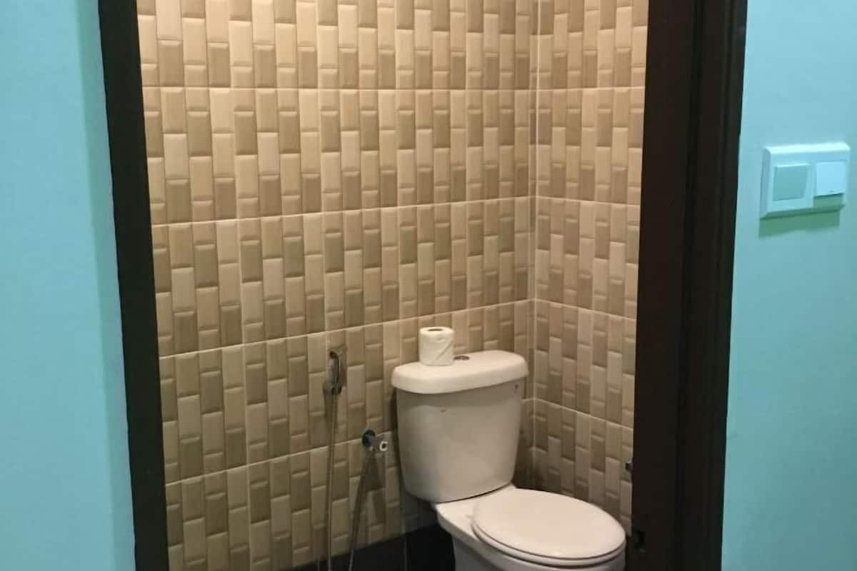 Kamar mandi | Shower, kloset, handuk, dan sabun