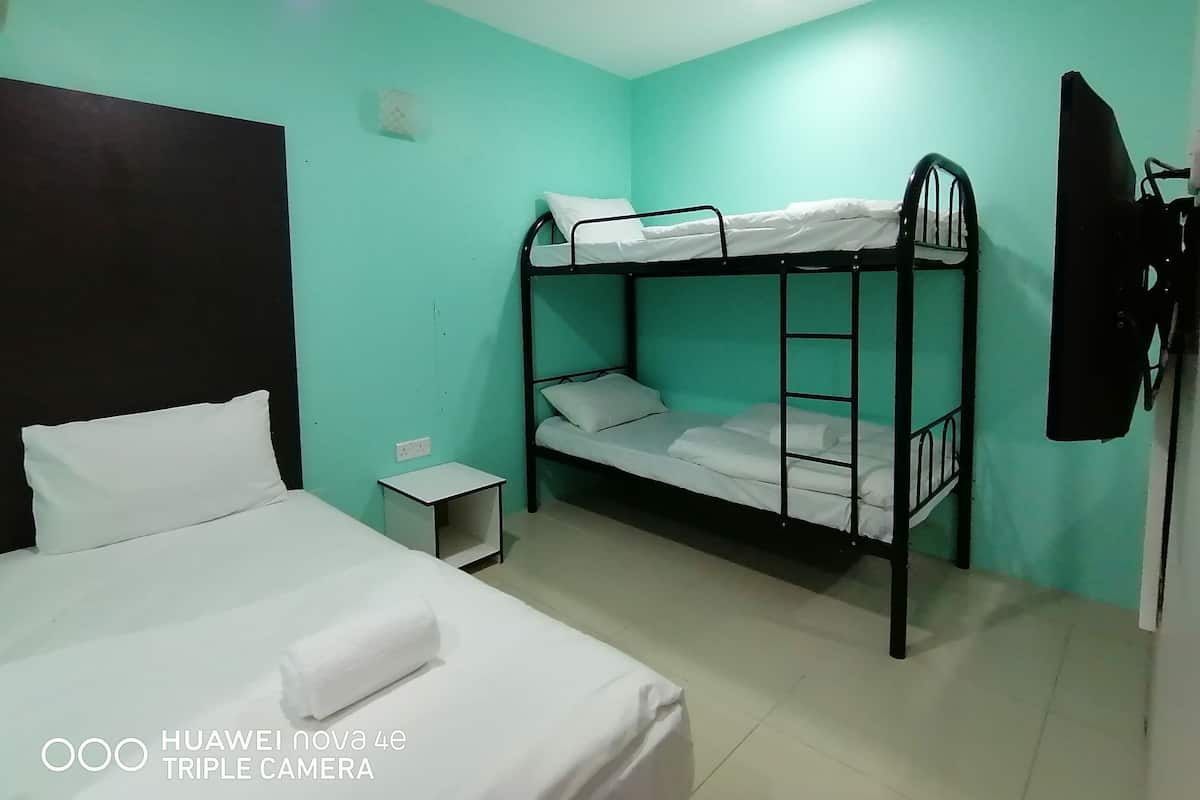 Quarto triplo luxo | Roupas de cama premium, escrivaninha, ferros/tábuas de passar roupa