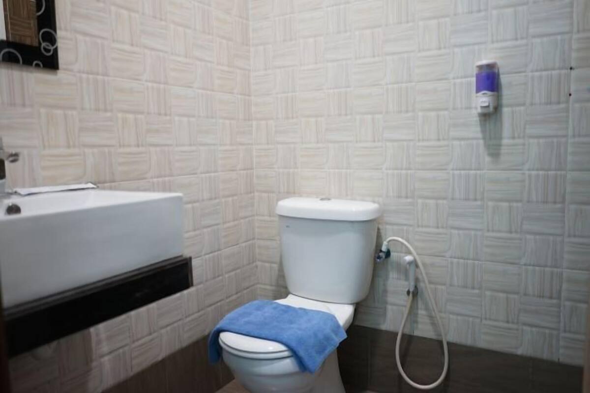 Kamar mandi | Shower, kloset, handuk, dan sabun