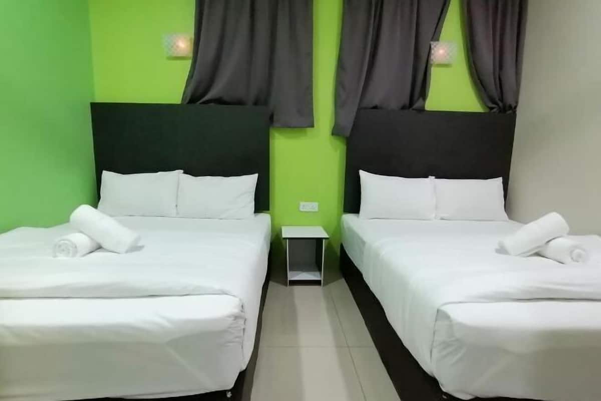 Premium bedding, desk, iron/ironing board, free WiFi