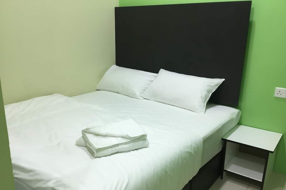 Quarto luxo, 1 cama Queen | Roupas de cama premium, escrivaninha, ferros/tábuas de passar roupa