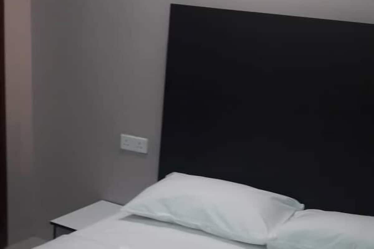 Quarto luxo, 1 cama King | Roupas de cama premium, escrivaninha, ferros/tábuas de passar roupa