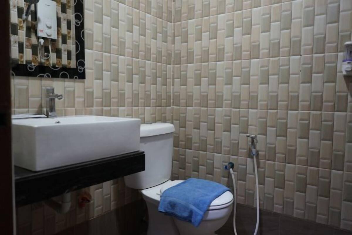 Kamar mandi | Shower, kloset, handuk, dan sabun