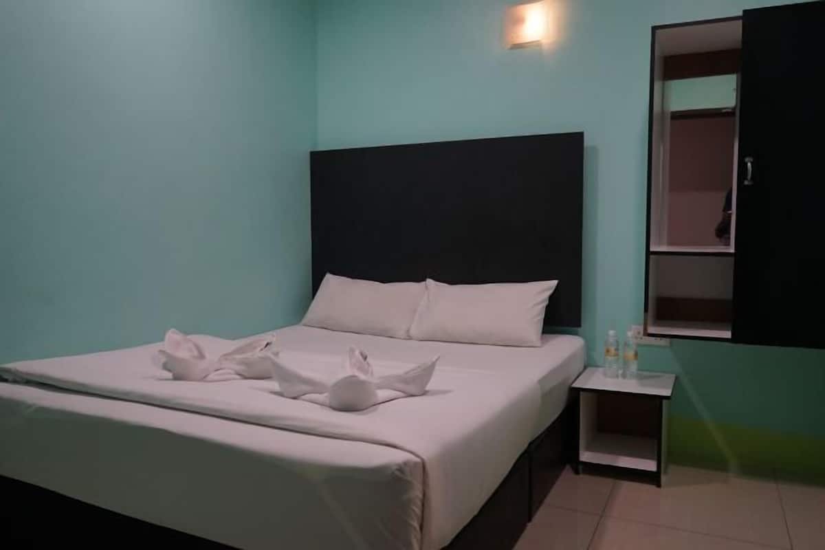 Premium bedding, desk, iron/ironing board, free WiFi