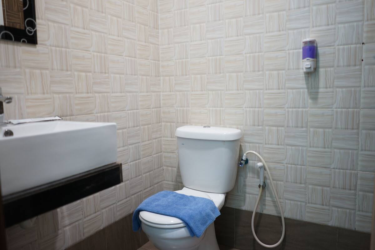 Kamar Keluarga (Standard) | Kamar mandi | Shower, kloset, handuk, dan sabun