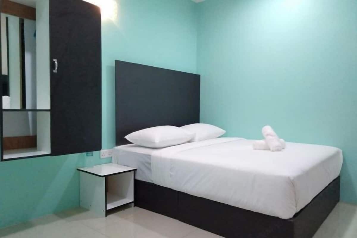 Premium bedding, desk, iron/ironing board, free WiFi