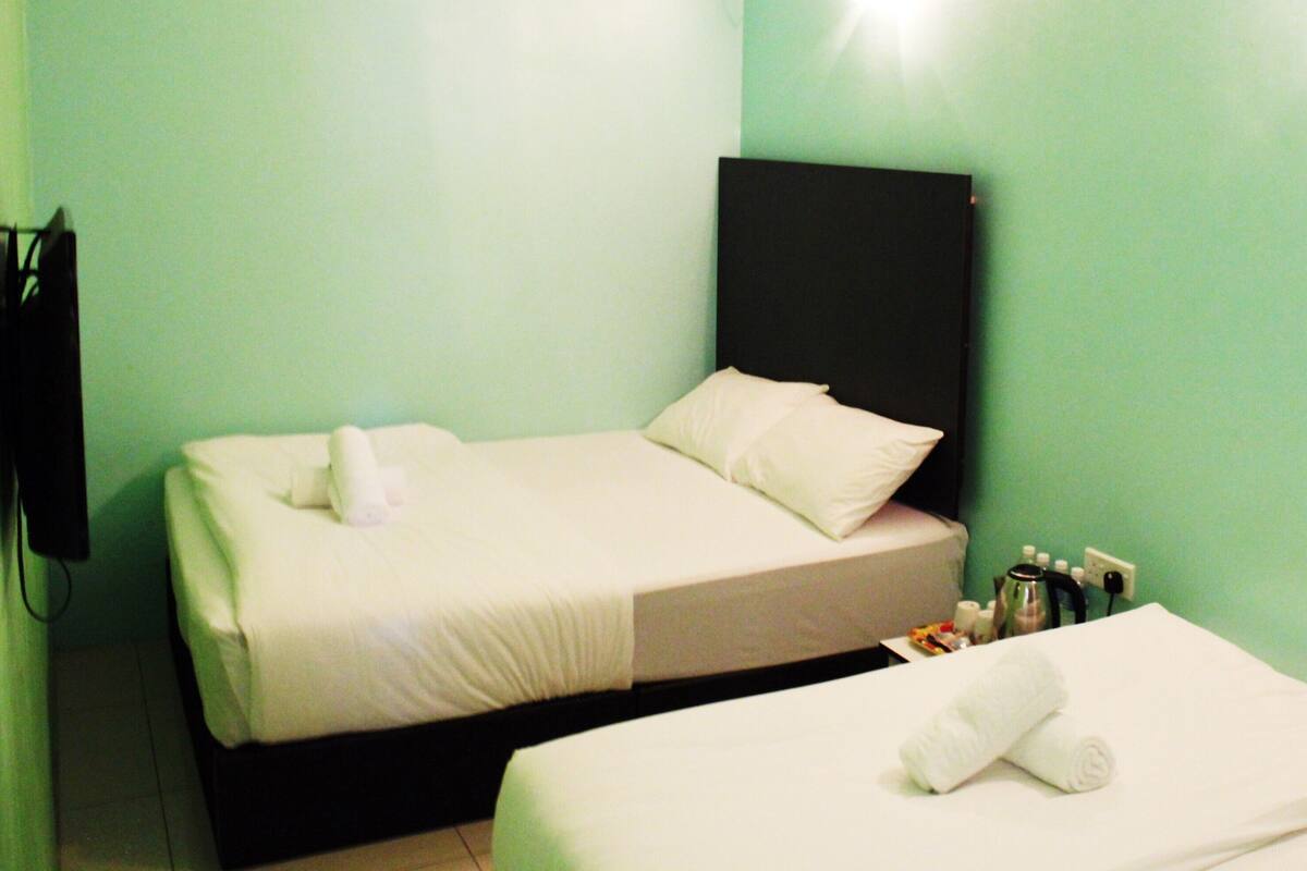 Quarto família (Deluxe) | Roupas de cama premium, escrivaninha, ferros/tábuas de passar roupa