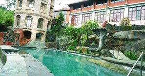 Una piscina techada, una piscina al aire libre